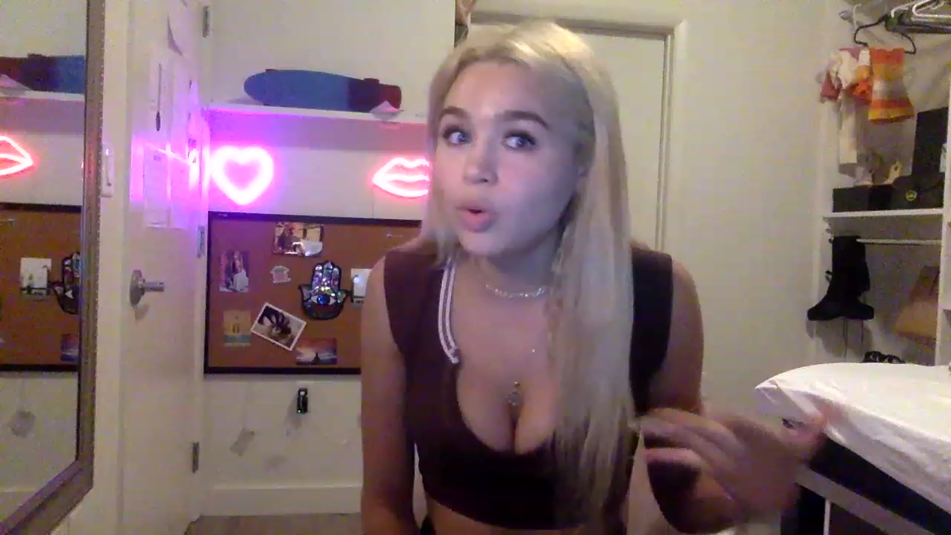 Gallery image thumbnail from sincerelypeny's myfreecams stream on, 05/23/2023, 01:21 image 15 of 20
