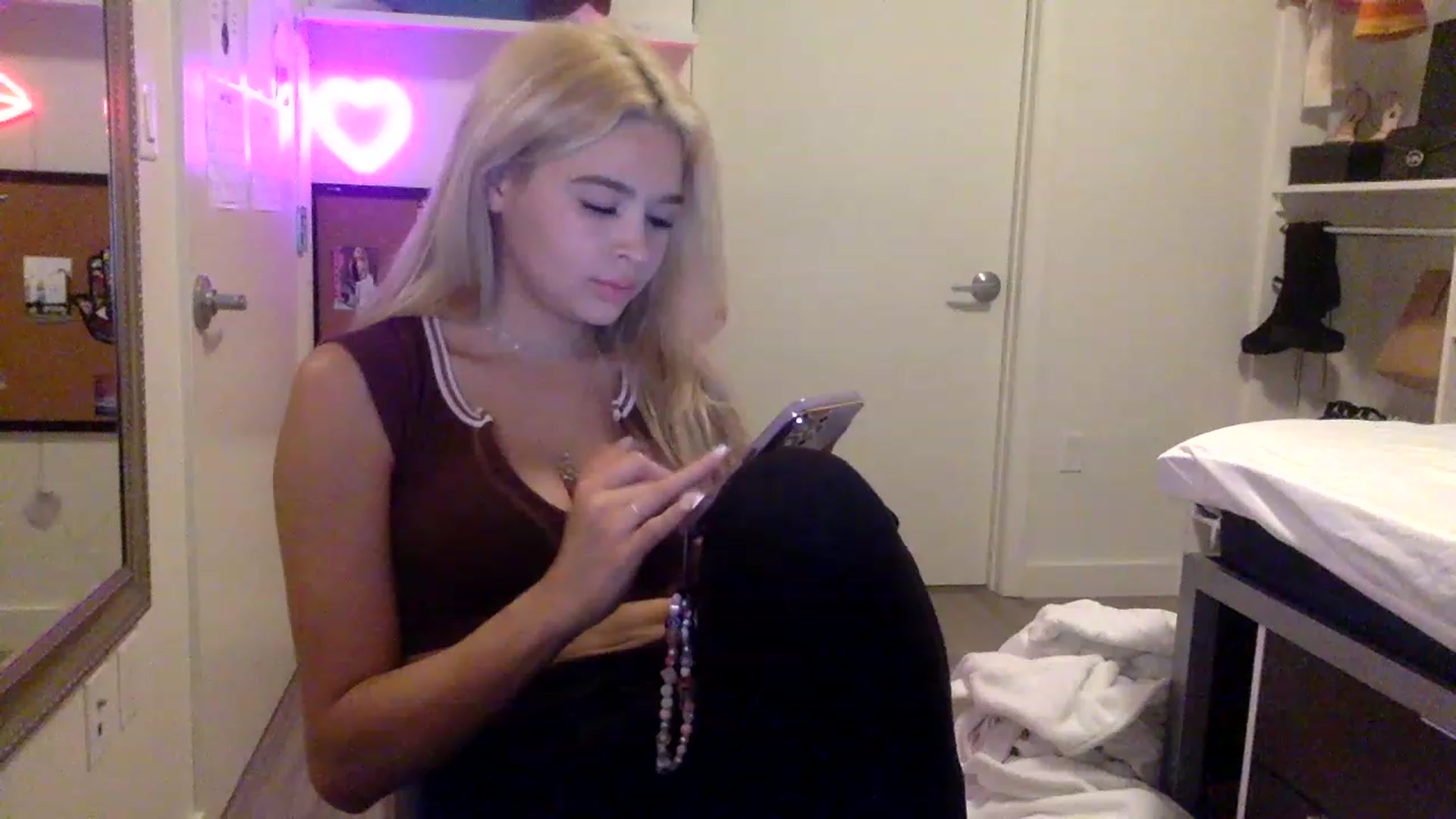 Gallery image thumbnail from sincerelypeny's myfreecams stream on, 05/23/2023, 01:21 image 13 of 20