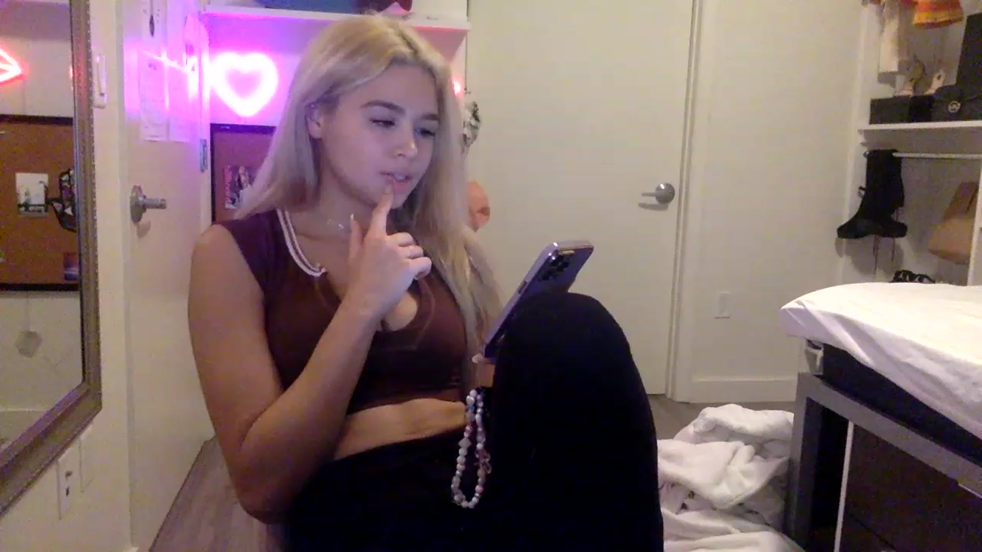 Gallery image thumbnail from sincerelypeny's myfreecams stream on, 05/23/2023, 02:04 image 1 of 20