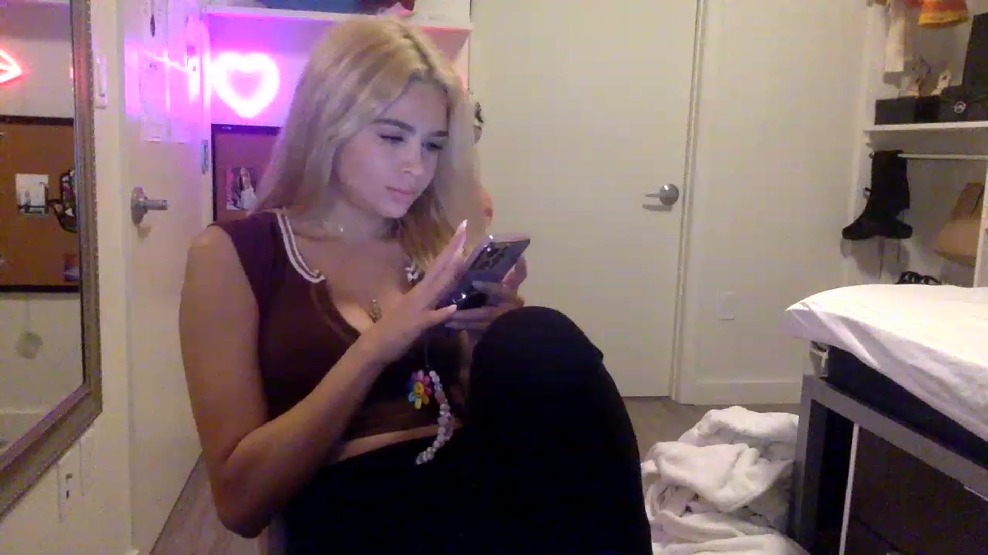 Gallery image thumbnail from sincerelypeny's myfreecams stream on, 05/23/2023, 02:04 image 3 of 20