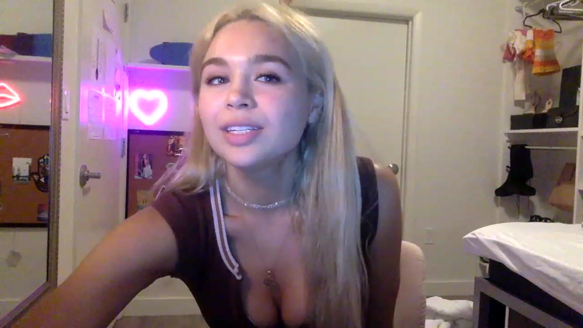 Gallery image thumbnail from sincerelypeny's myfreecams stream on, 05/23/2023, 02:04 image 4 of 20