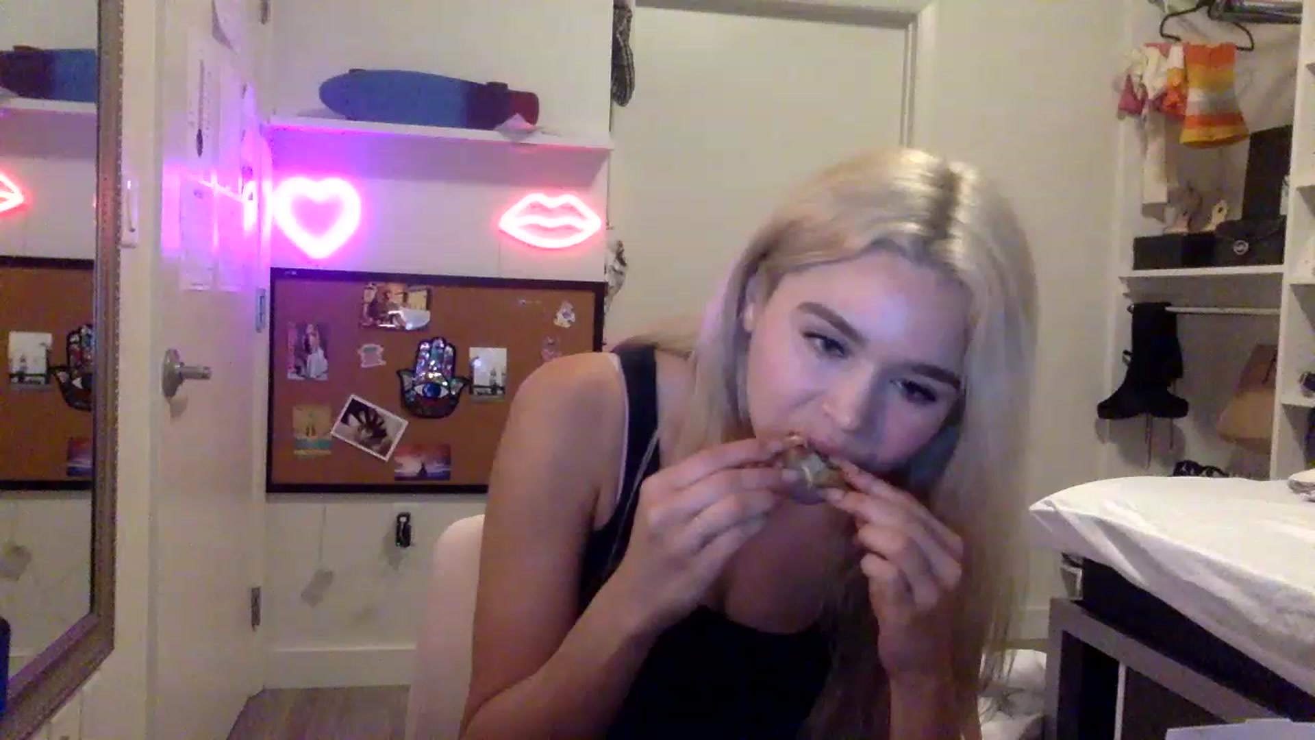 Gallery image thumbnail from sincerelypeny's myfreecams stream on, 05/23/2023, 02:04 image 19 of 20