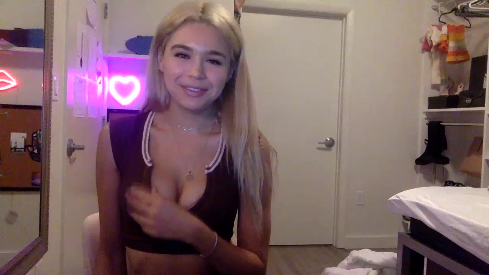 Gallery image thumbnail from sincerelypeny's myfreecams stream on, 05/23/2023, 02:04 image 5 of 20