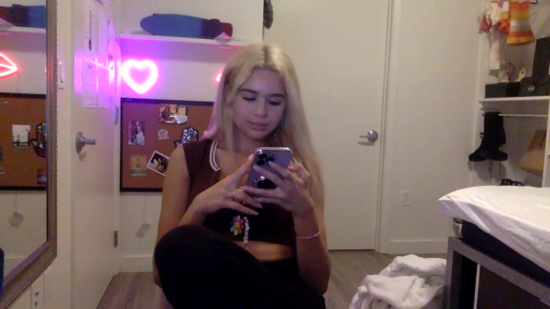 Gallery image thumbnail from sincerelypeny's myfreecams stream on, 05/23/2023, 02:04 image 8 of 20