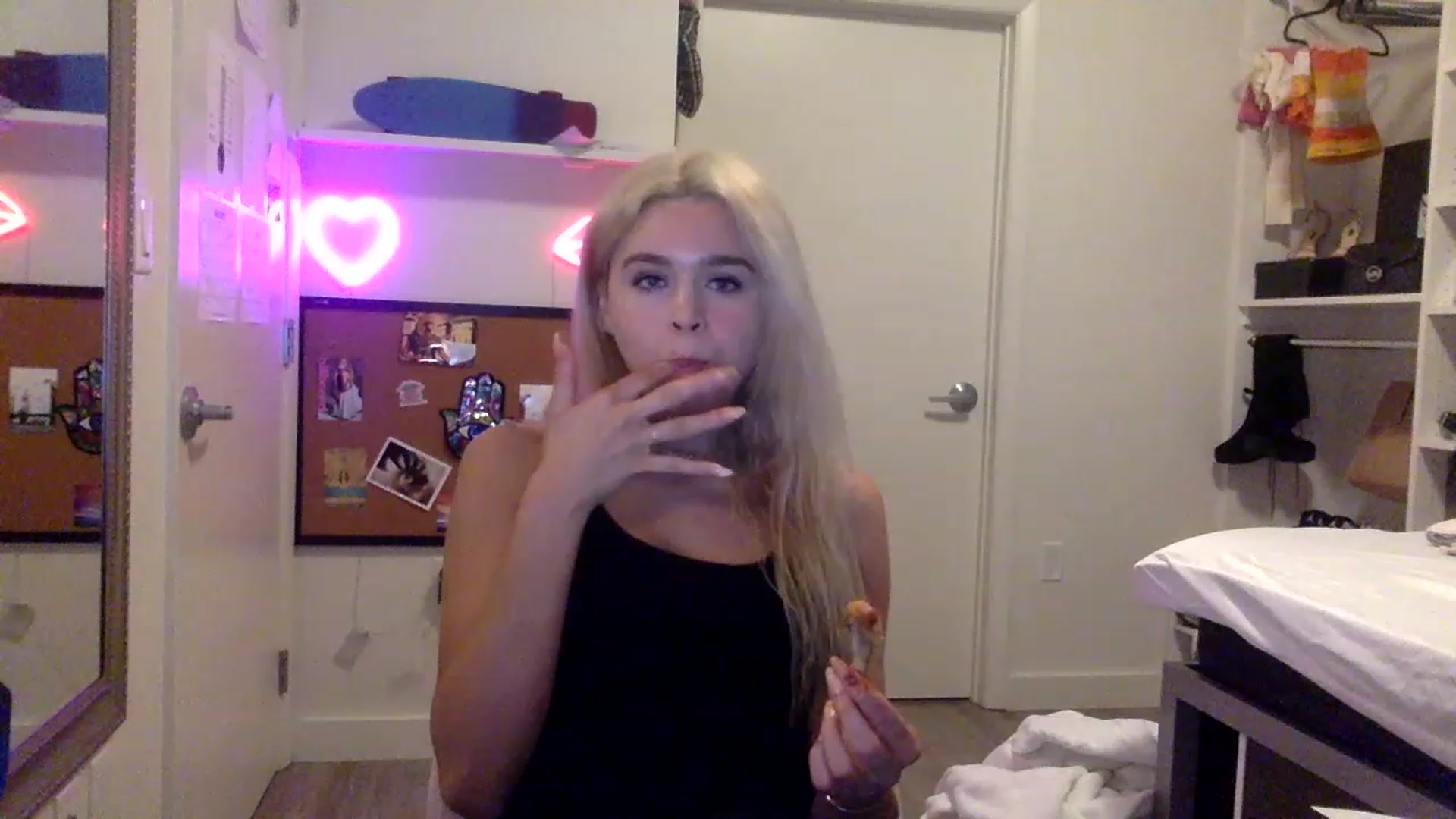 Gallery image thumbnail from sincerelypeny's myfreecams stream on, 05/23/2023, 02:04 image 18 of 20