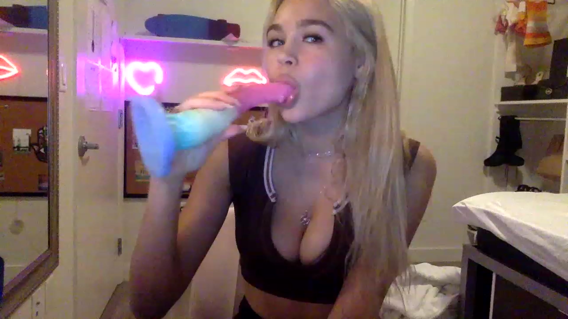 Gallery image thumbnail from sincerelypeny's myfreecams stream on, 05/23/2023, 02:04 image 9 of 20