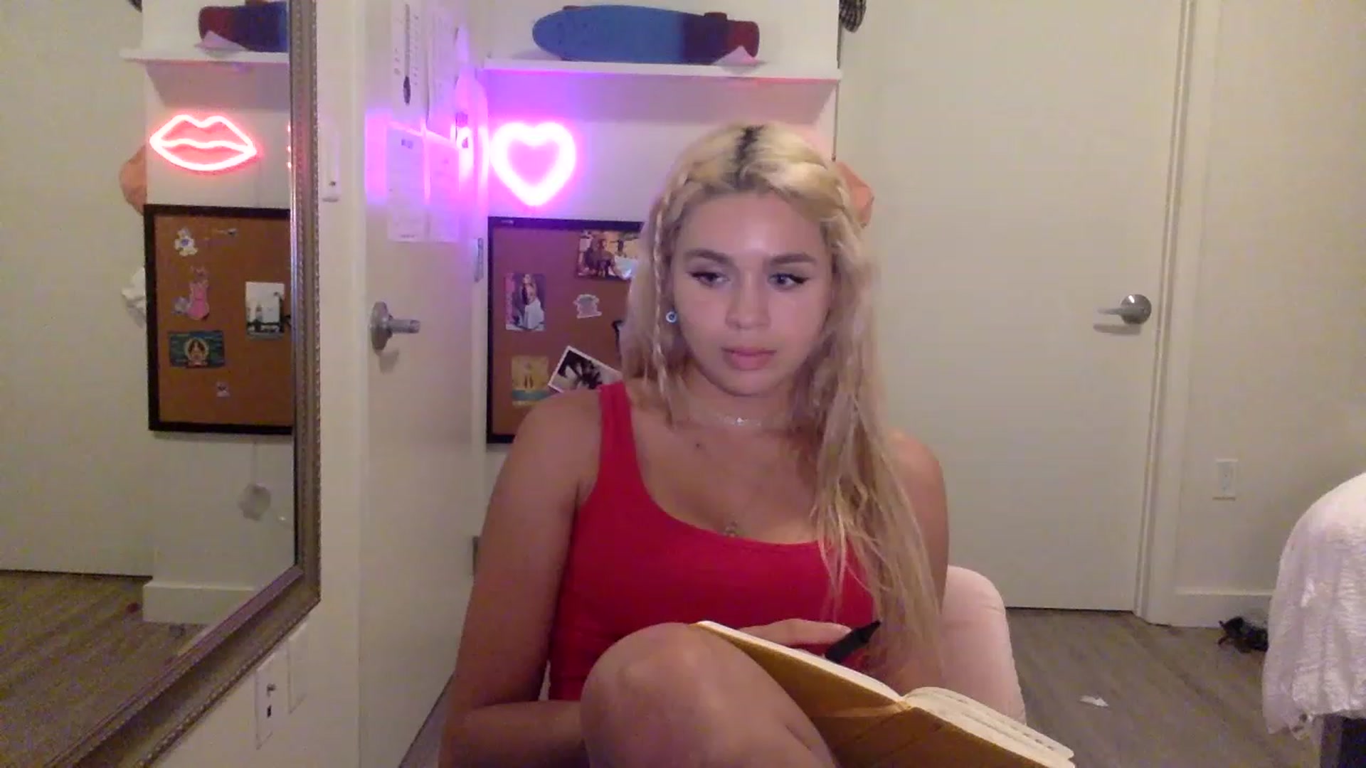 Gallery image thumbnail from sincerelypeny's myfreecams stream on, 06/02/2023, 03:51 image 8 of 20