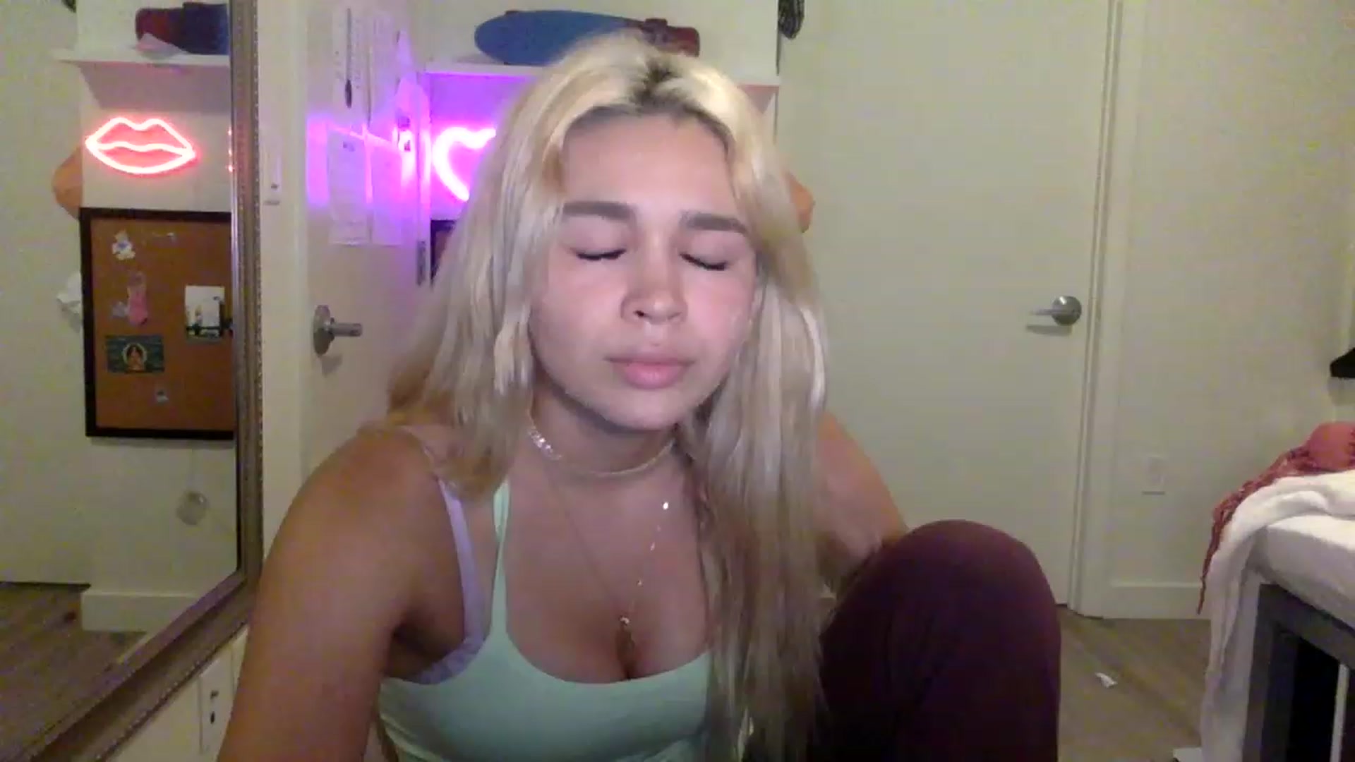 Gallery image thumbnail from sincerelypeny's myfreecams stream on, 06/03/2023, 04:30 image 1 of 20