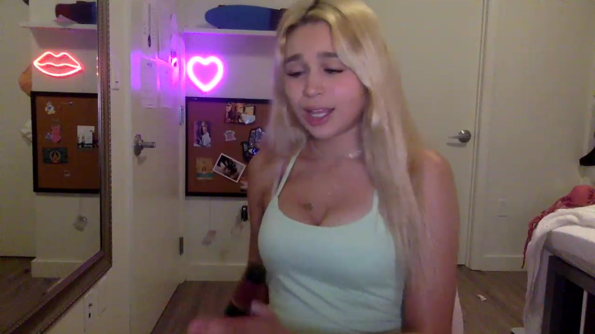 Gallery image thumbnail from sincerelypeny's myfreecams stream on, 06/03/2023, 04:30 image 6 of 20