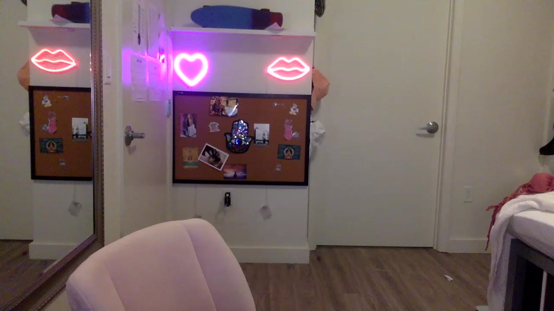 Gallery image thumbnail from sincerelypeny's myfreecams stream on, 06/03/2023, 04:30 image 13 of 20