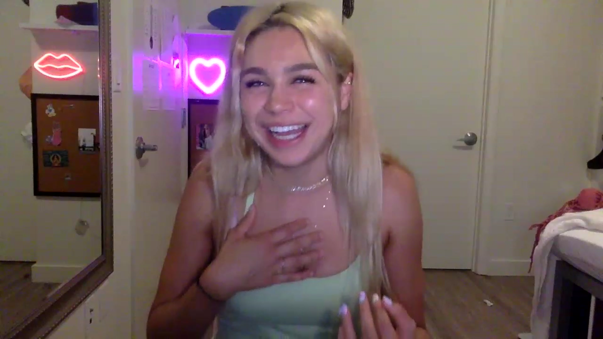 Gallery image thumbnail from sincerelypeny's myfreecams stream on, 06/03/2023, 04:30 image 16 of 20