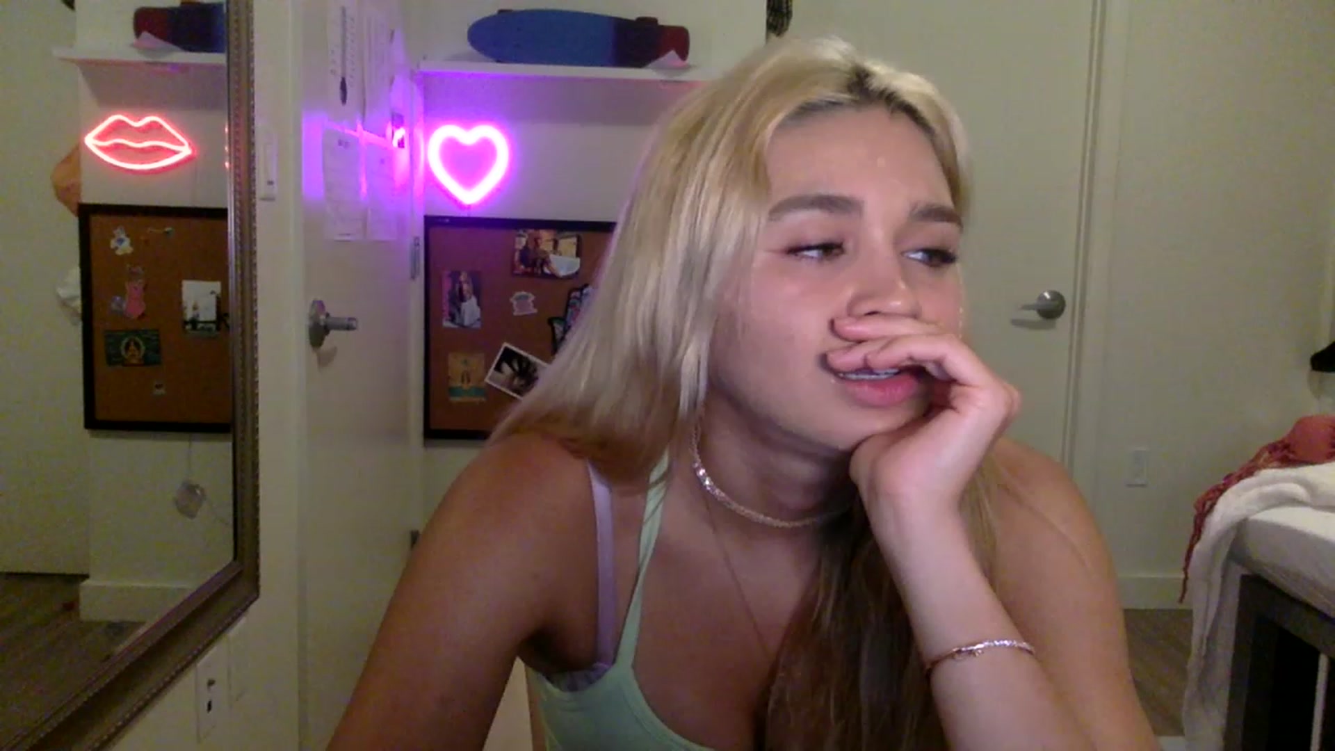 Gallery image thumbnail from sincerelypeny's myfreecams stream on, 06/03/2023, 04:30 image 3 of 20