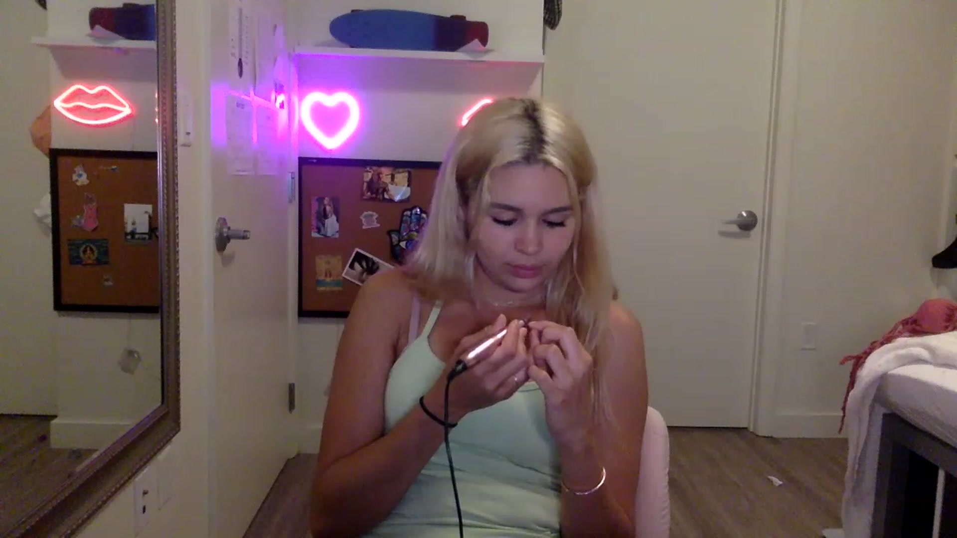 Gallery image thumbnail from sincerelypeny's myfreecams stream on, 06/03/2023, 04:30 image 14 of 20