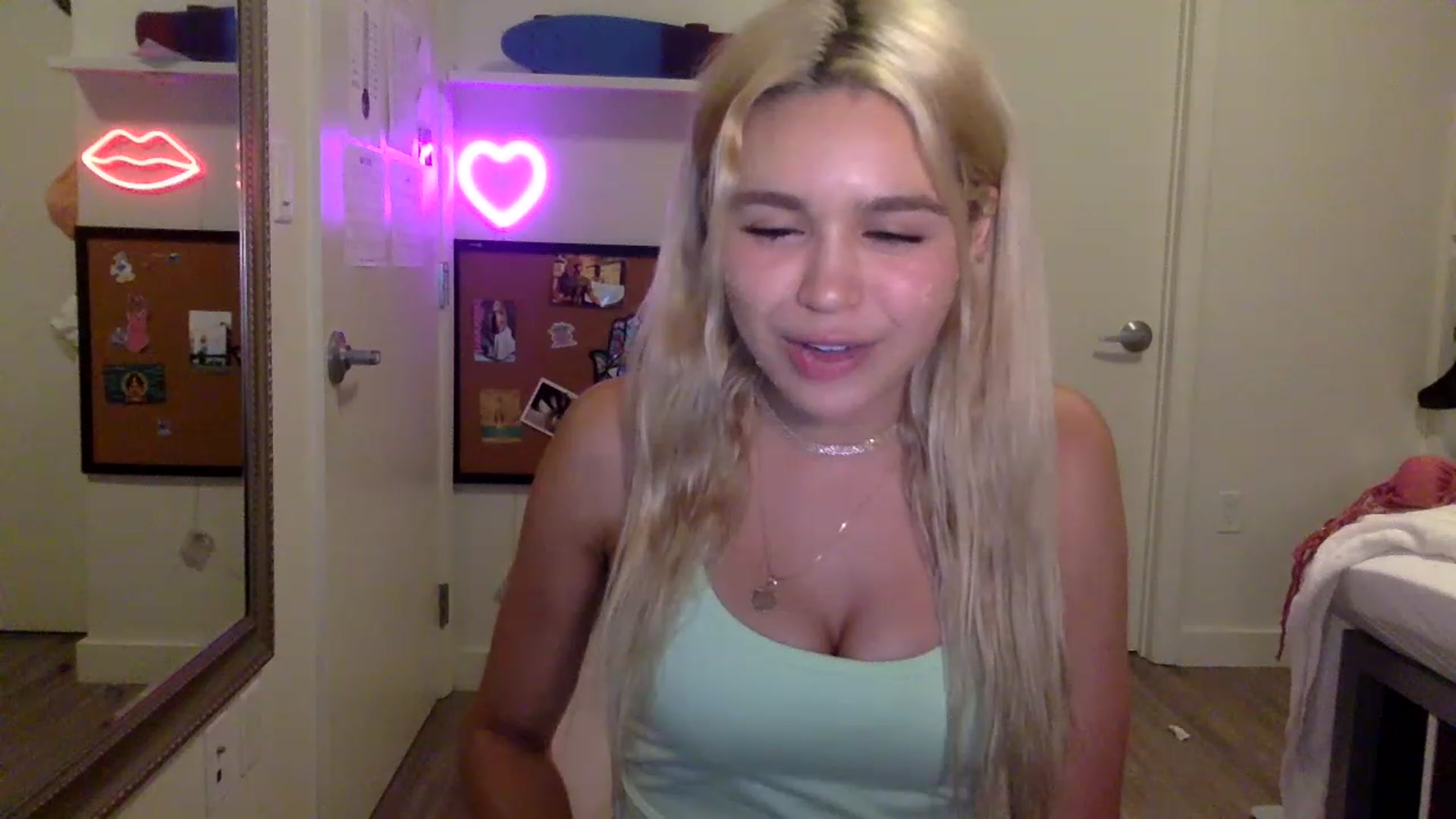 Gallery image thumbnail from sincerelypeny's myfreecams stream on, 06/03/2023, 04:30 image 10 of 20