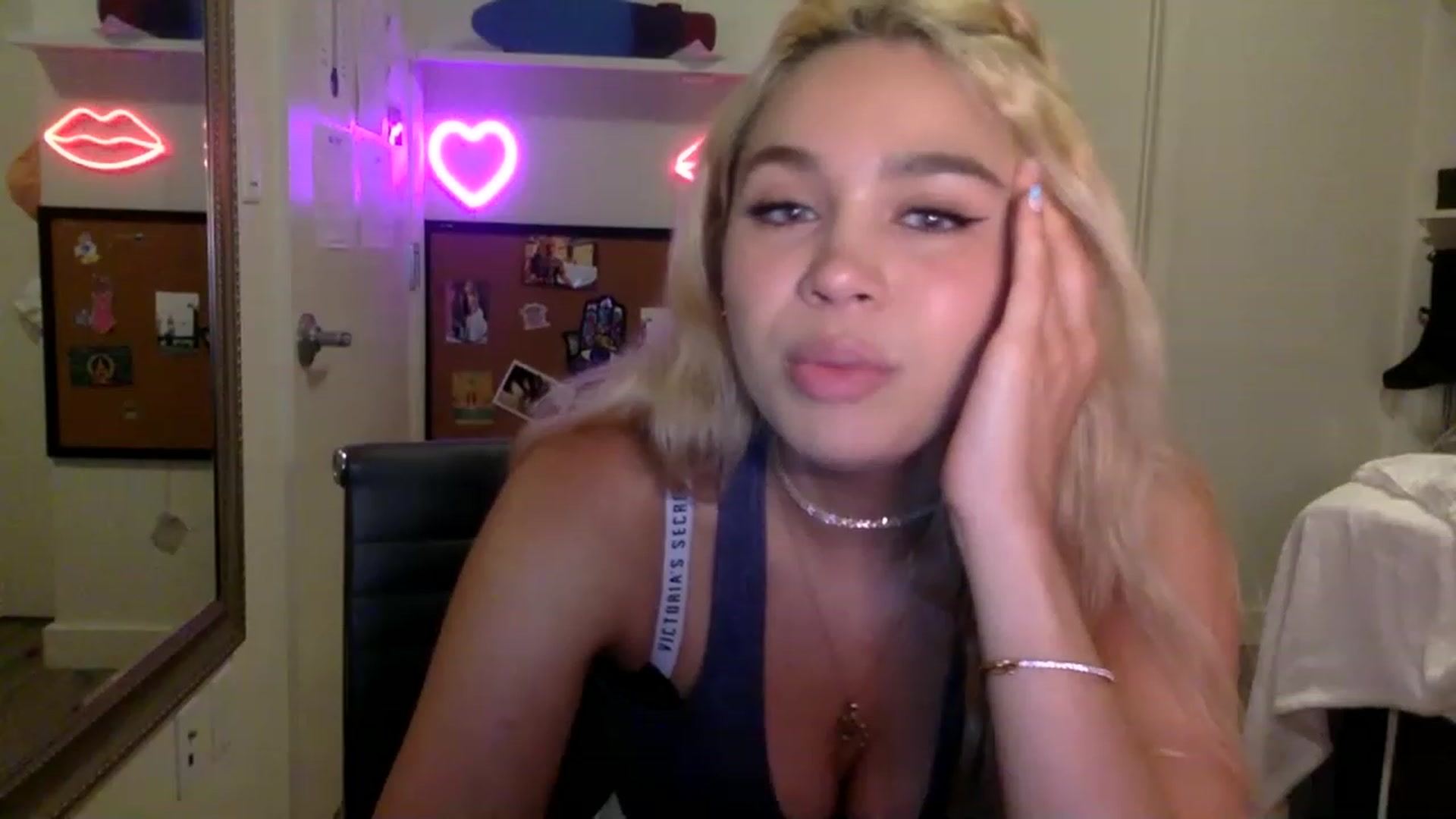Gallery image thumbnail from sincerelypeny's myfreecams stream on, 06/04/2023, 01:56 image 8 of 20