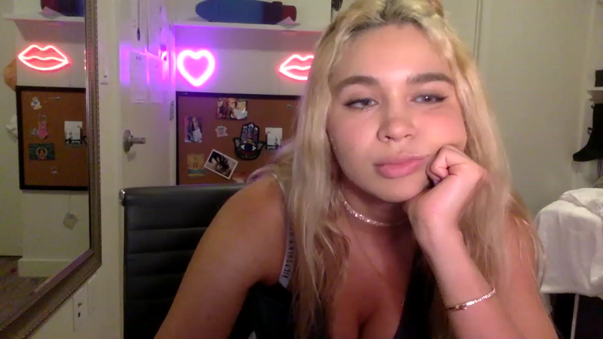Gallery image thumbnail from sincerelypeny's myfreecams stream on, 06/04/2023, 01:56 image 9 of 20