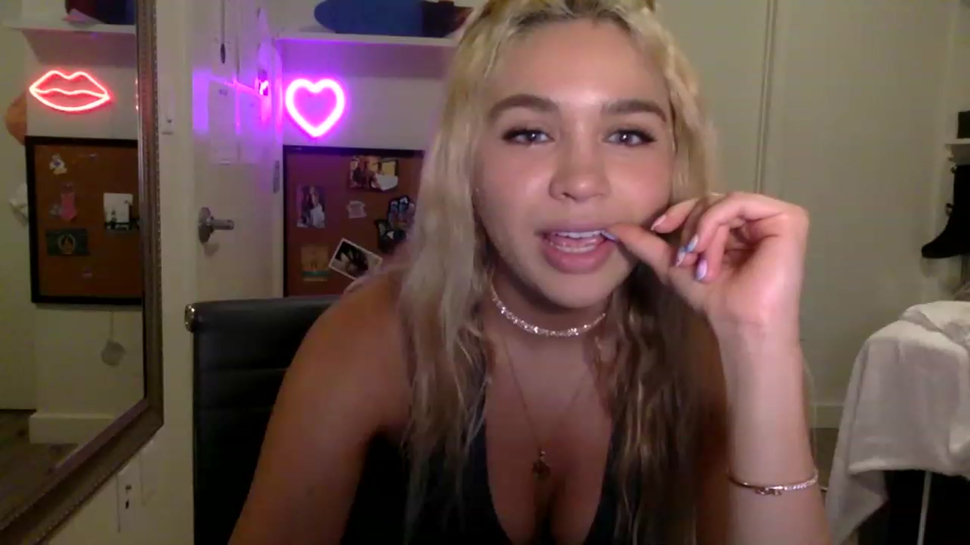 Gallery image thumbnail from sincerelypeny's myfreecams stream on, 06/04/2023, 01:56 image 13 of 20