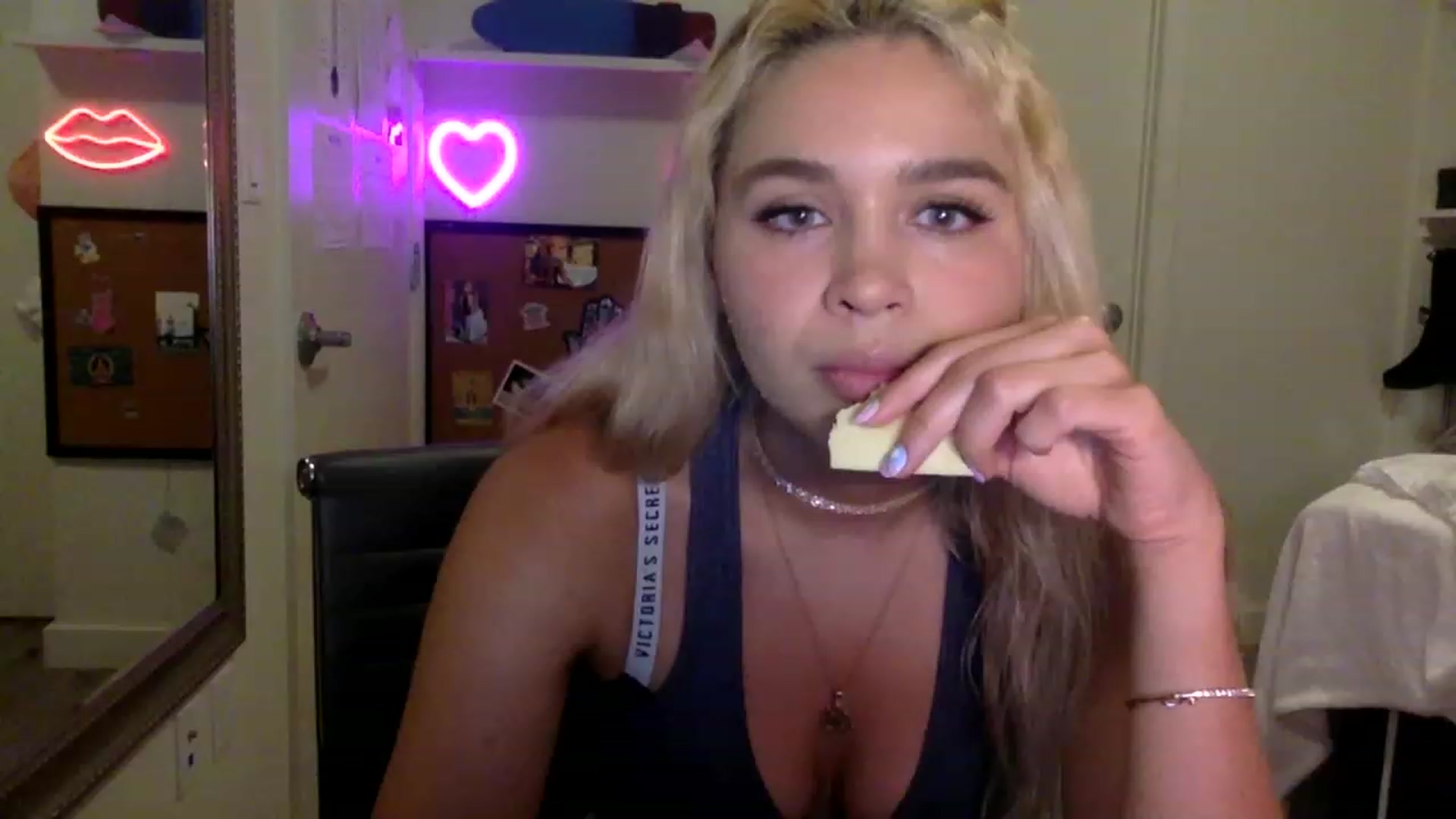 Gallery image thumbnail from sincerelypeny's myfreecams stream on, 06/04/2023, 01:56 image 6 of 20