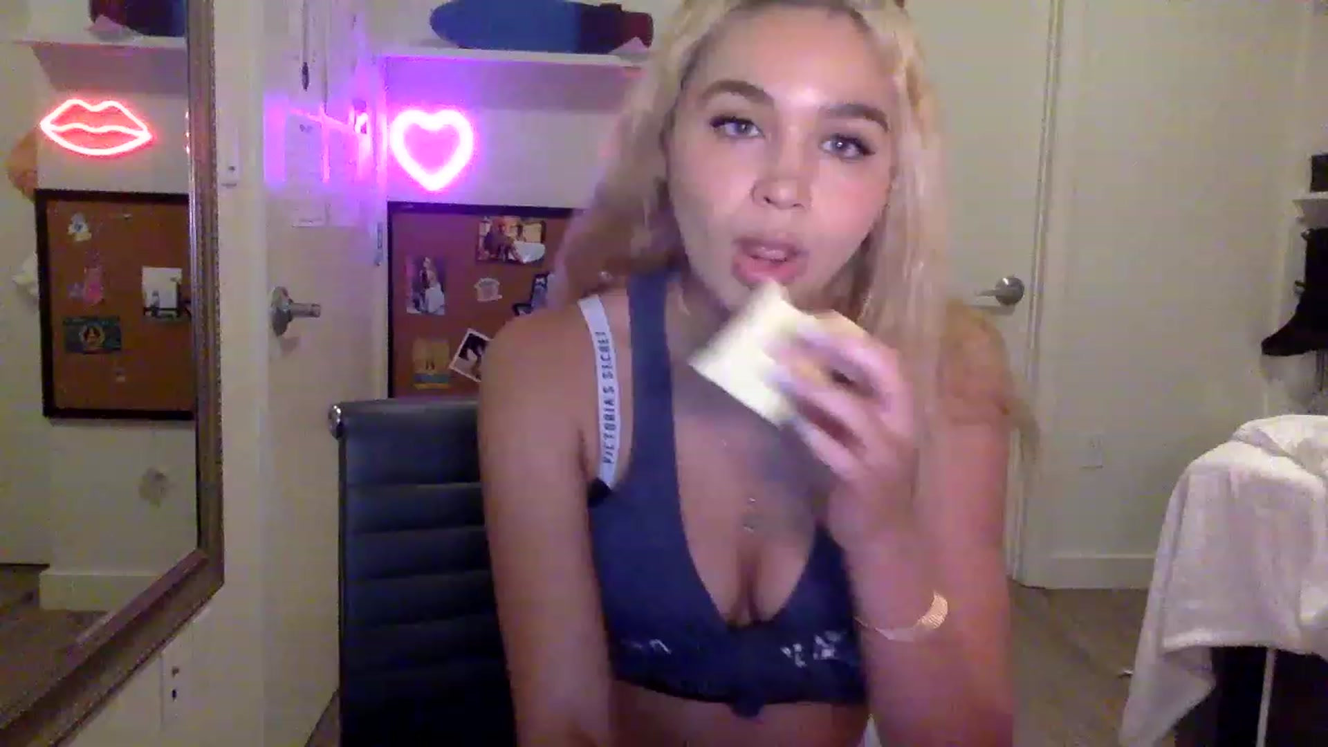 Gallery image thumbnail from sincerelypeny's myfreecams stream on, 06/04/2023, 01:56 image 5 of 20