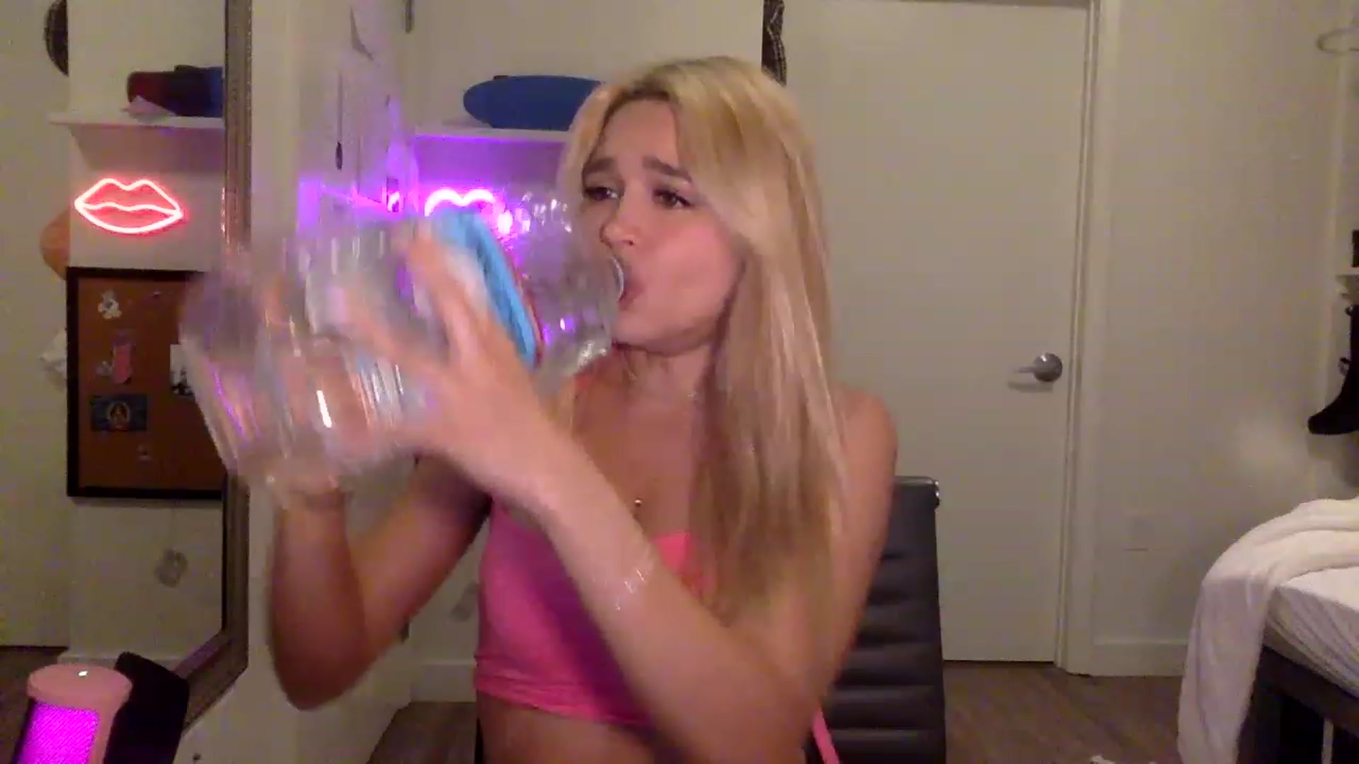 Gallery image thumbnail from sincerelypeny's myfreecams stream on, 06/05/2023, 03:20 image 9 of 20