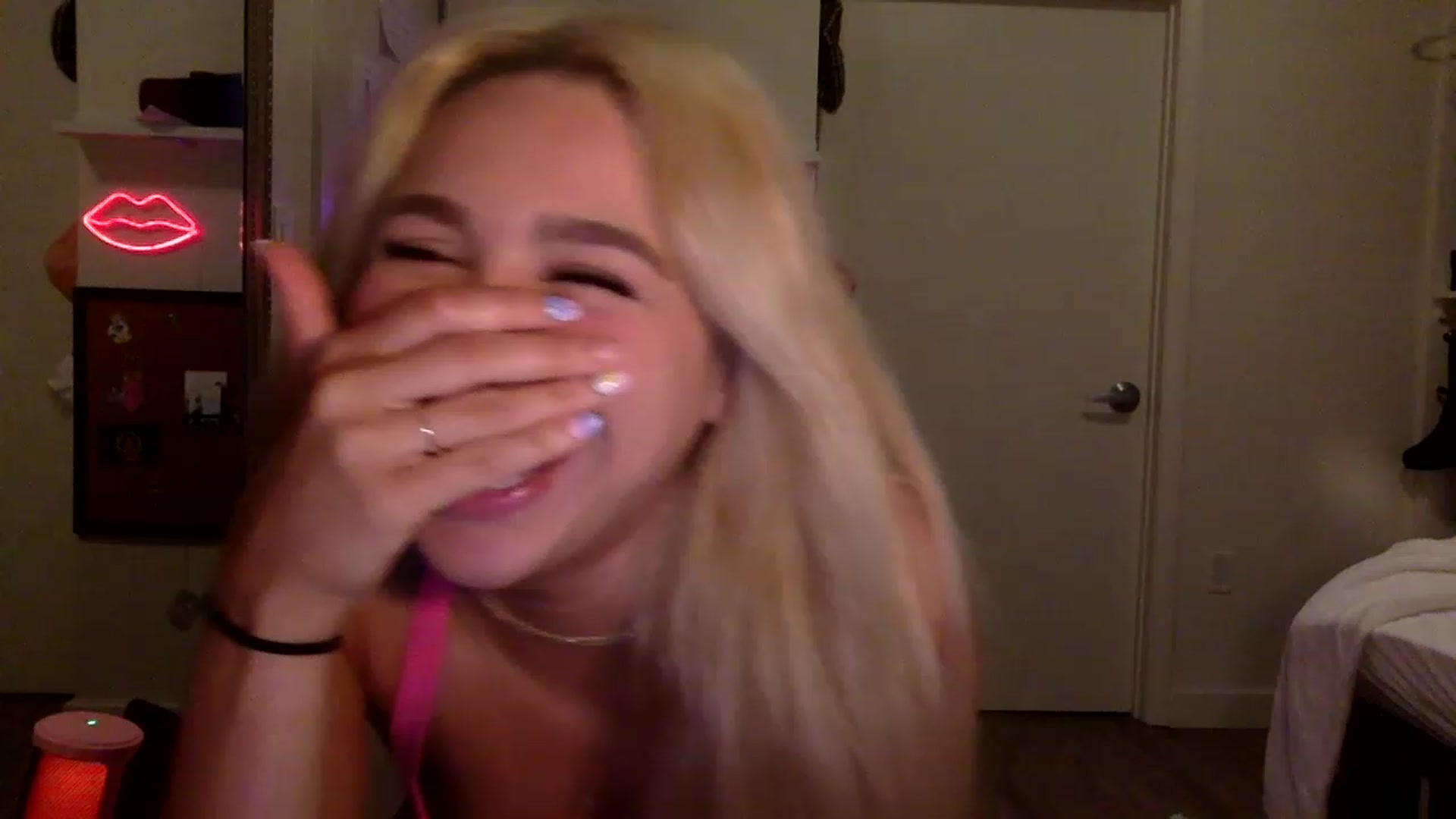 Gallery image thumbnail from sincerelypeny's myfreecams stream on, 06/05/2023, 03:20 image 10 of 20