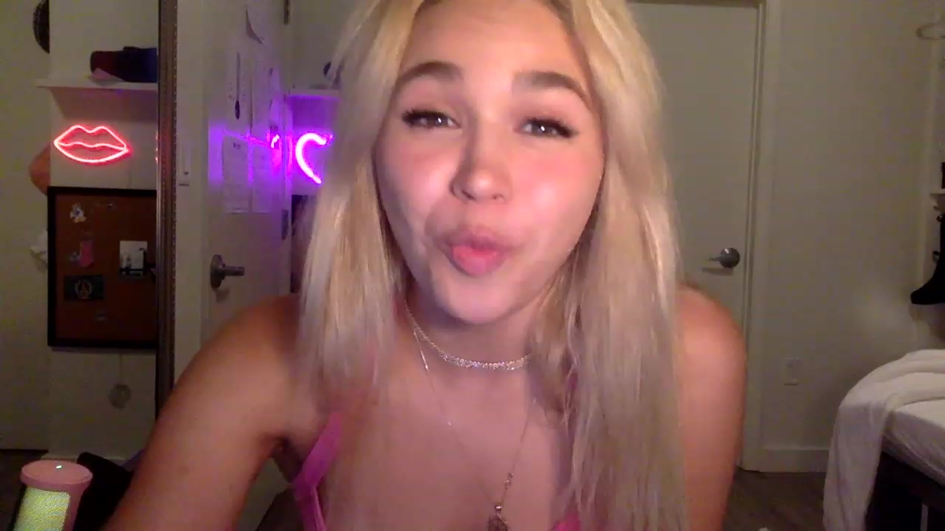 Gallery image thumbnail from sincerelypeny's myfreecams stream on, 06/05/2023, 03:20 image 13 of 20