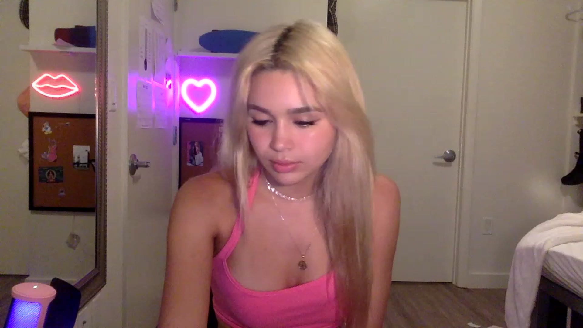 Gallery image thumbnail from sincerelypeny's myfreecams stream on, 06/05/2023, 03:20 image 6 of 20