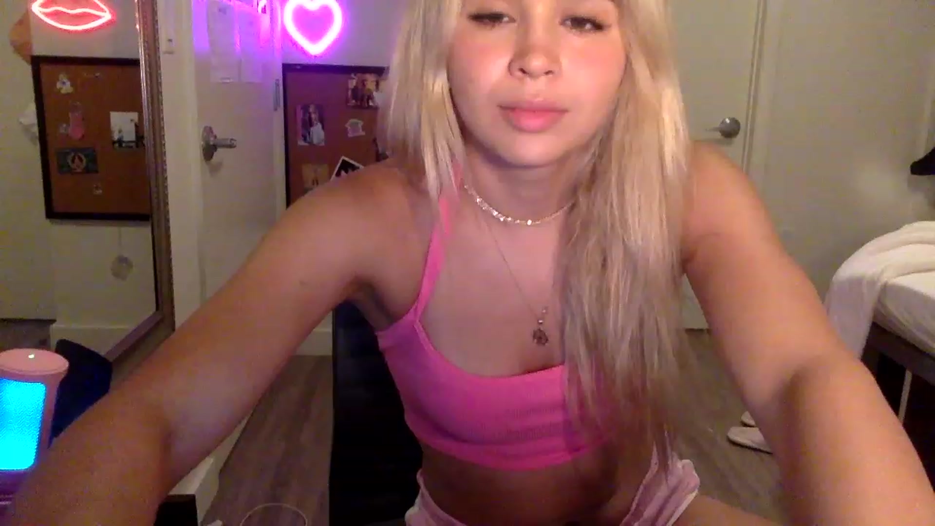 Gallery image thumbnail from sincerelypeny's myfreecams stream on, 06/05/2023, 03:57 image 1 of 20