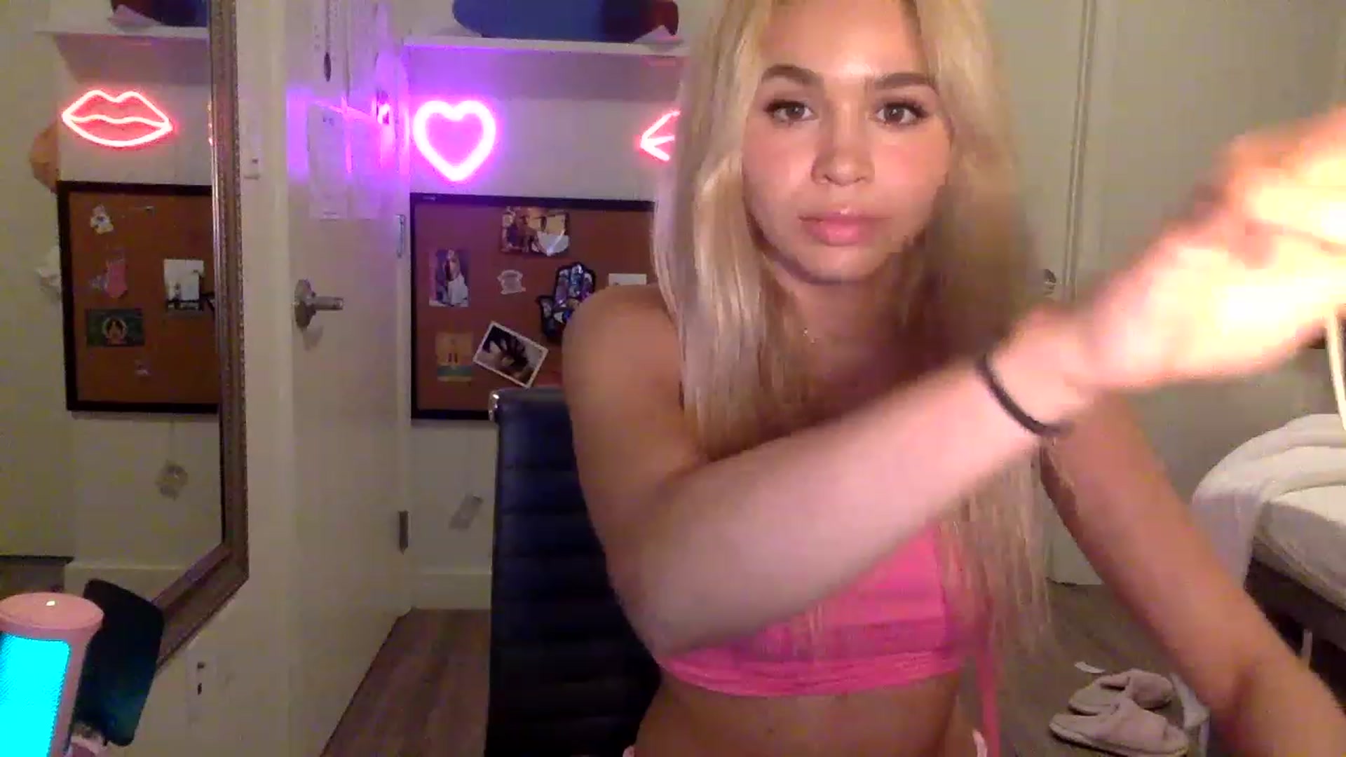 Gallery image thumbnail from sincerelypeny's myfreecams stream on, 06/05/2023, 03:57 image 10 of 20