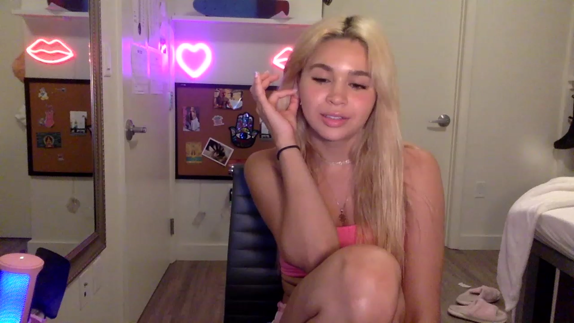 Gallery image thumbnail from sincerelypeny's myfreecams stream on, 06/05/2023, 03:57 image 13 of 20
