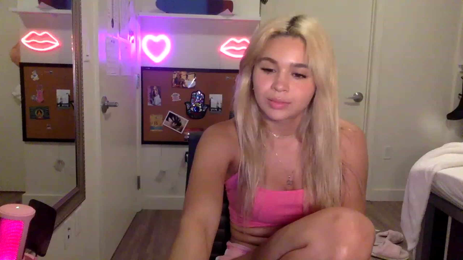 Gallery image thumbnail from sincerelypeny's myfreecams stream on, 06/05/2023, 03:57 image 16 of 20