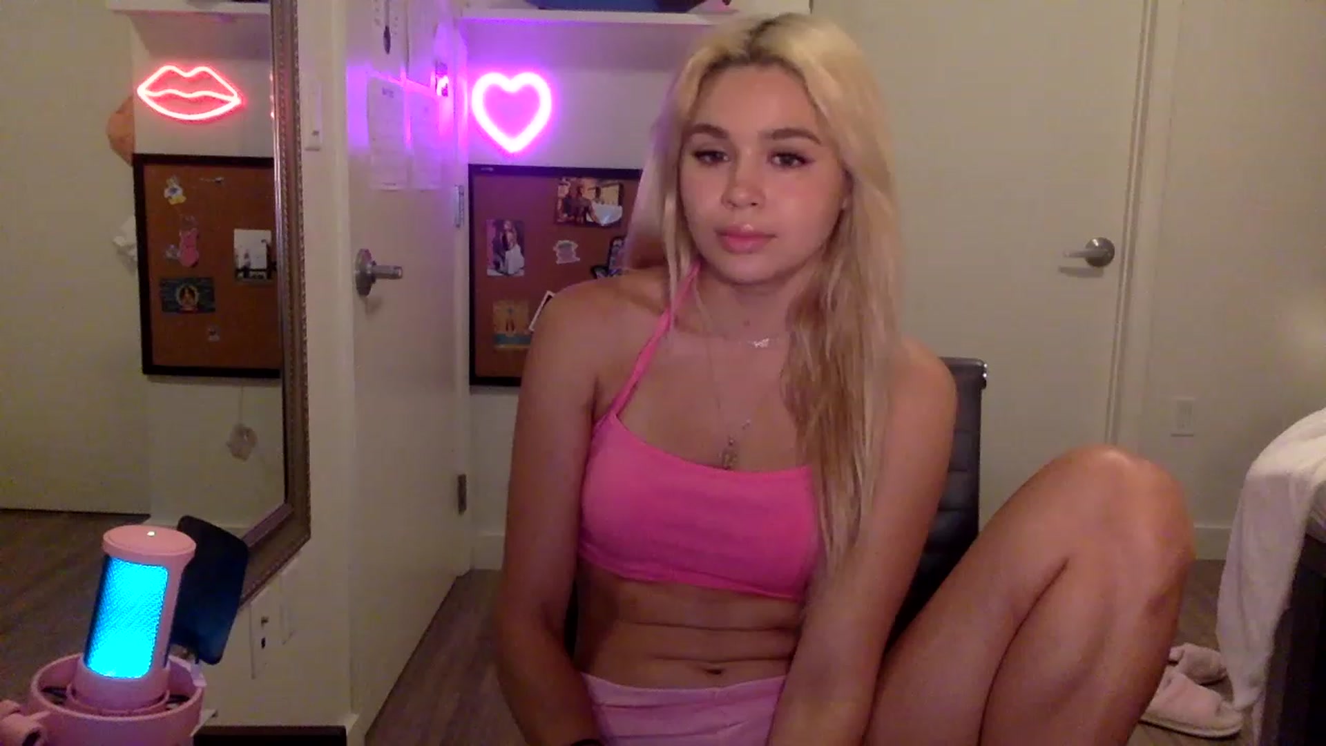 Gallery image thumbnail from sincerelypeny's myfreecams stream on, 06/05/2023, 05:02 image 10 of 20