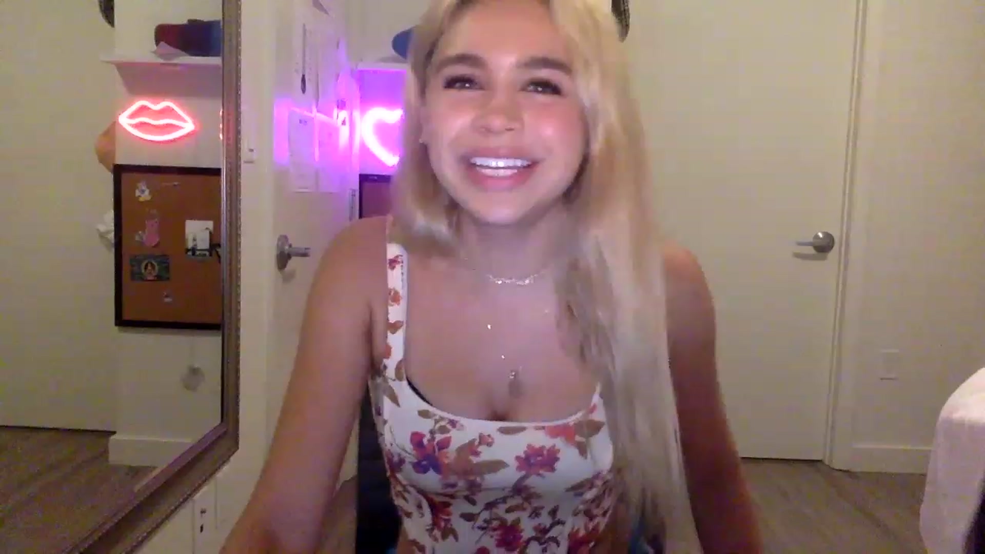 Gallery image thumbnail from sincerelypeny's myfreecams stream on, 06/06/2023, 03:22 image 10 of 20