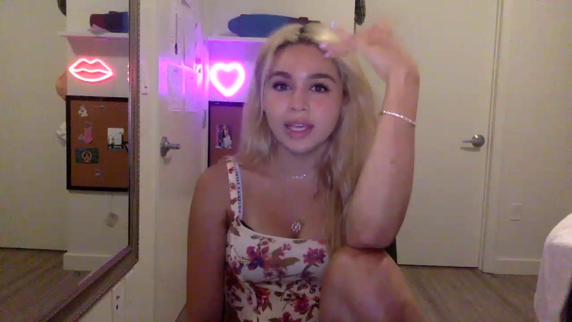 Gallery image thumbnail from sincerelypeny's myfreecams stream on, 06/06/2023, 03:22 image 6 of 20