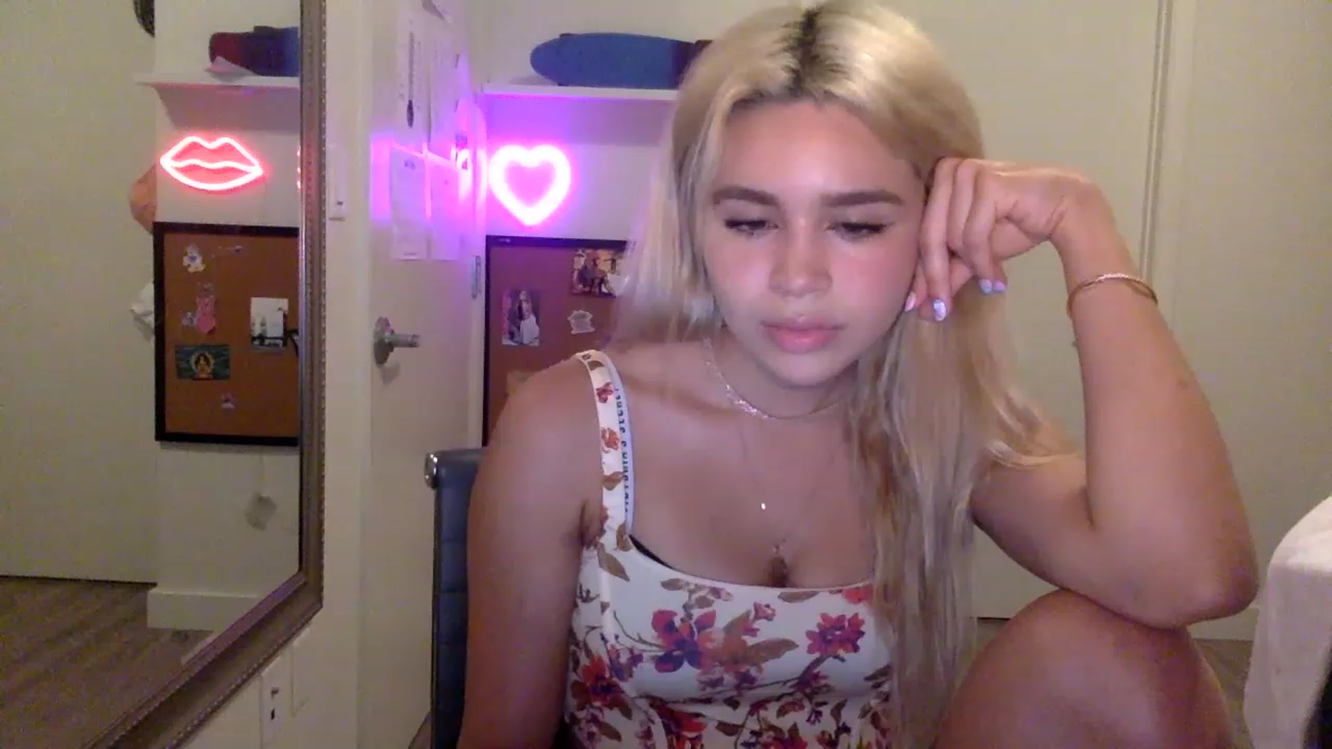 Gallery image thumbnail from sincerelypeny's myfreecams stream on, 06/06/2023, 03:22 image 9 of 20