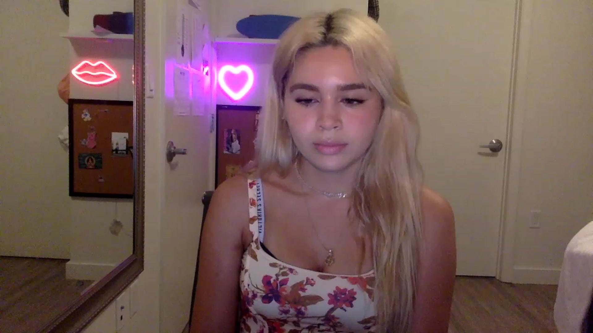 Gallery image thumbnail from sincerelypeny's myfreecams stream on, 06/06/2023, 03:22 image 12 of 20