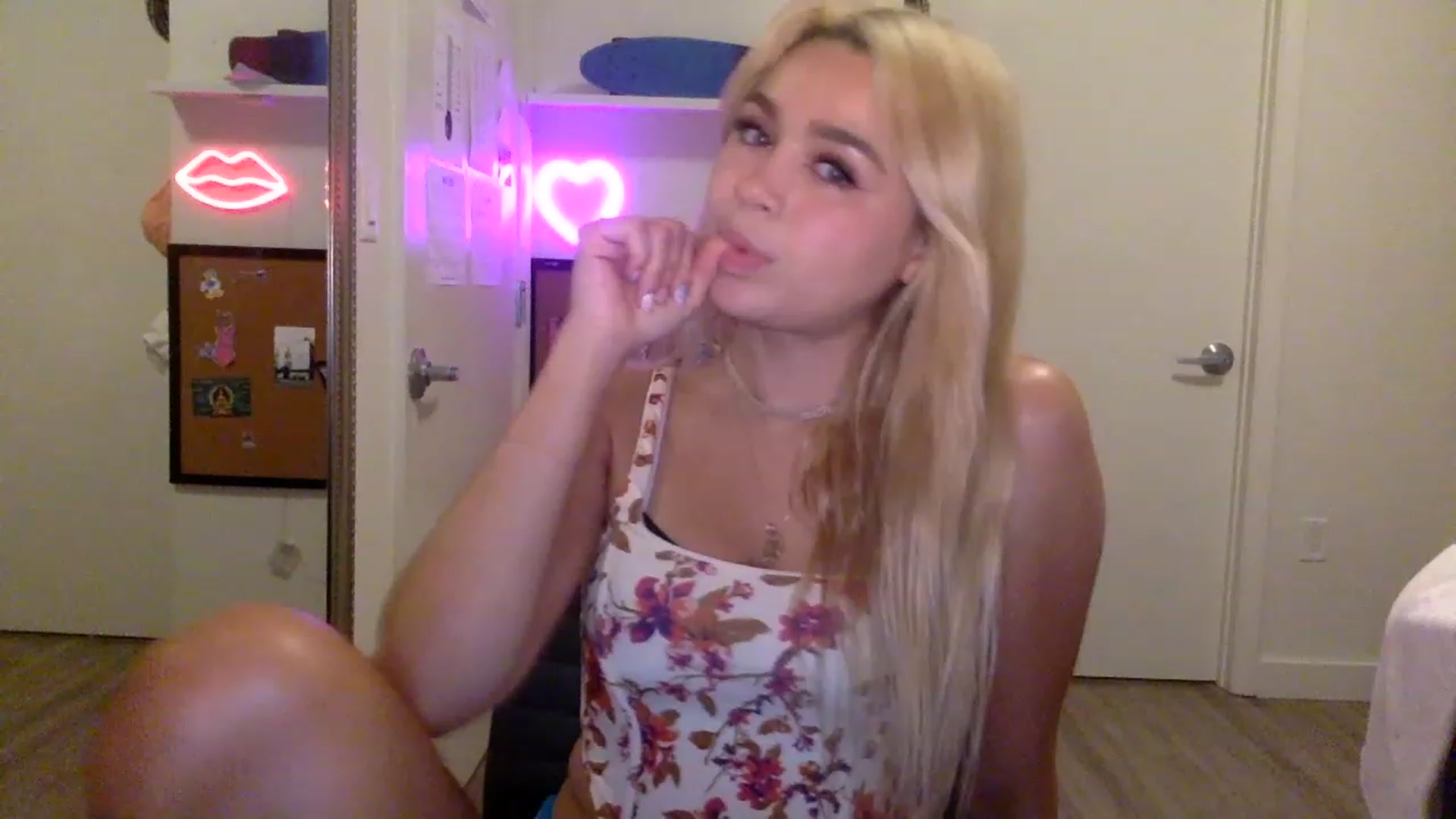 Gallery image thumbnail from sincerelypeny's myfreecams stream on, 06/06/2023, 03:22 image 18 of 20