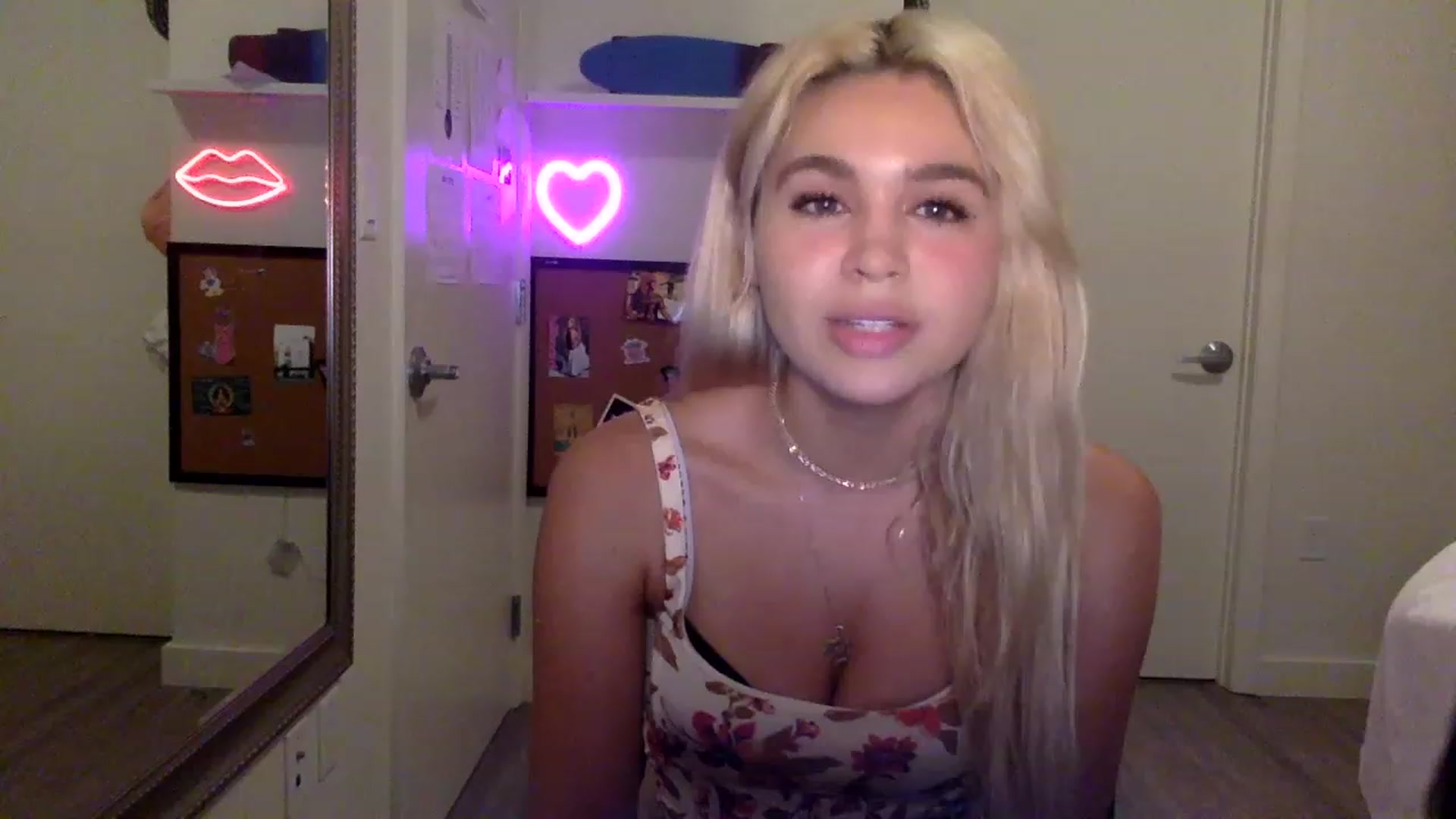 Gallery image thumbnail from sincerelypeny's myfreecams stream on, 06/06/2023, 03:22 image 2 of 20