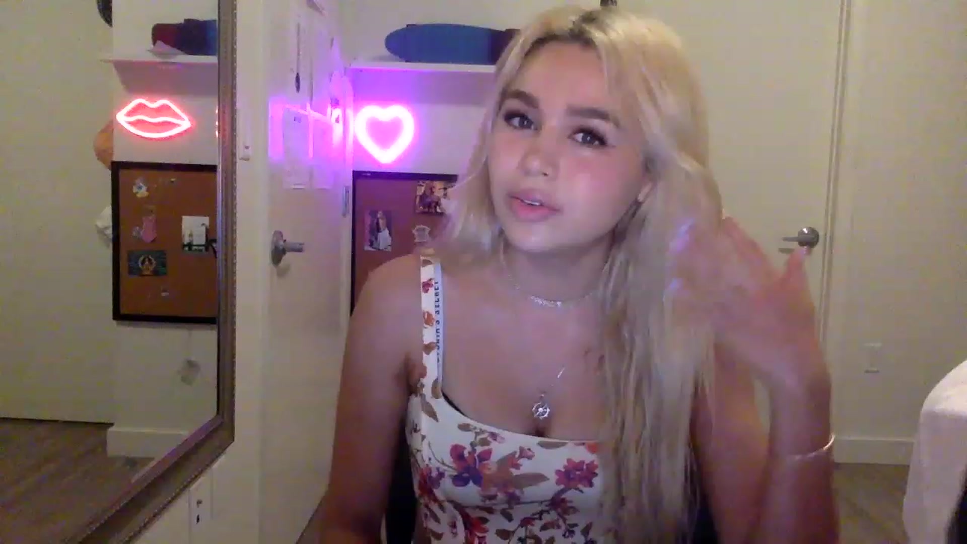 Gallery image thumbnail from sincerelypeny's myfreecams stream on, 06/06/2023, 03:22 image 5 of 20