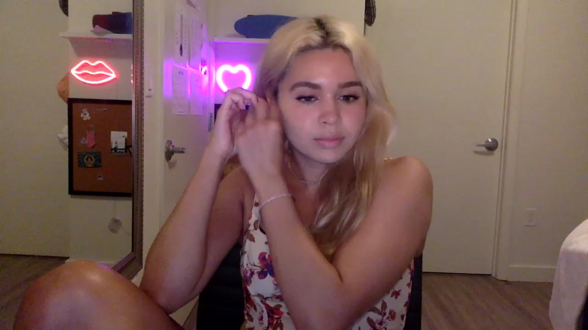 Gallery image thumbnail from sincerelypeny's myfreecams stream on, 06/06/2023, 03:22 image 16 of 20