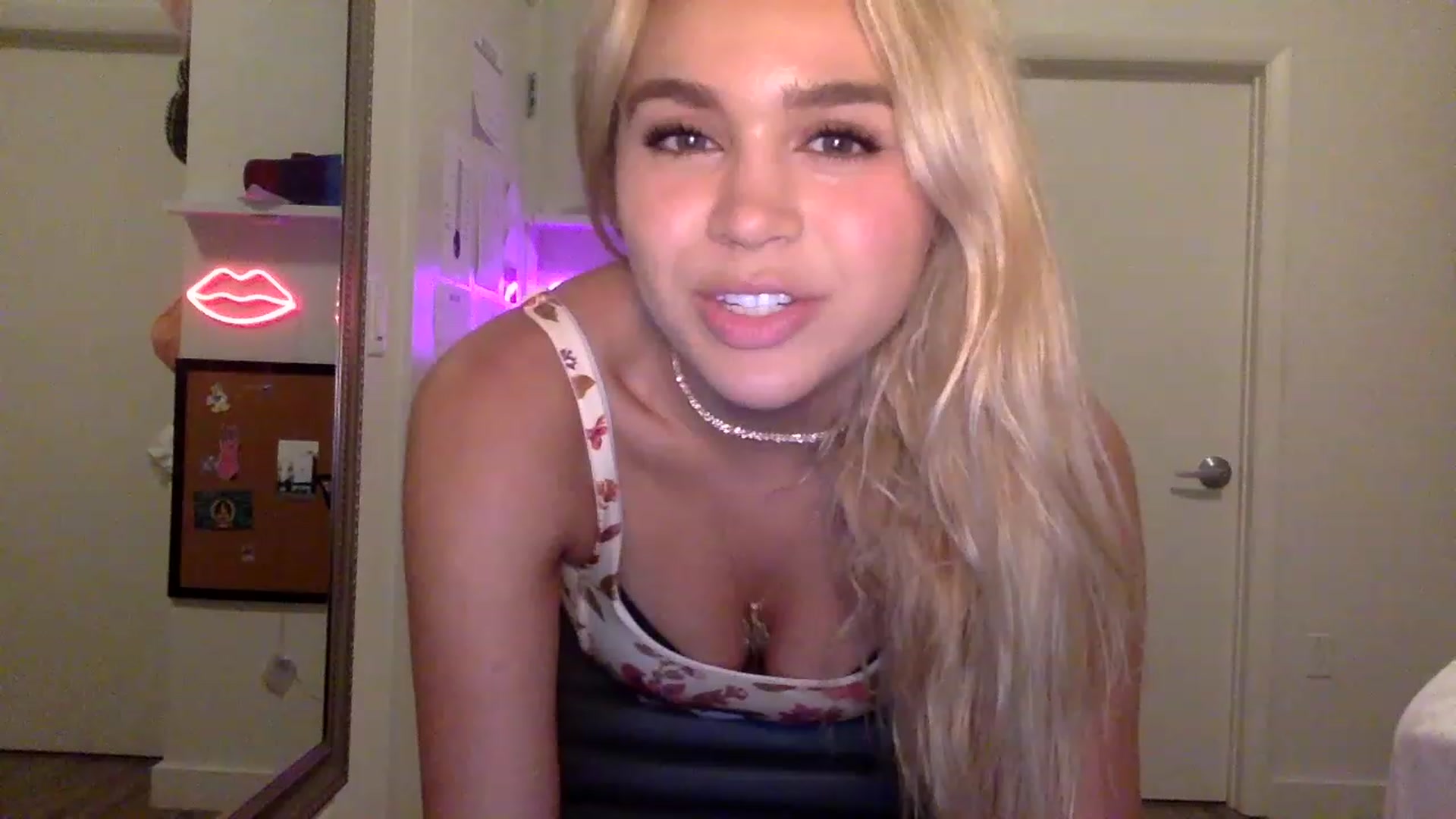 Gallery image thumbnail from sincerelypeny's myfreecams stream on, 06/06/2023, 03:22 image 19 of 20