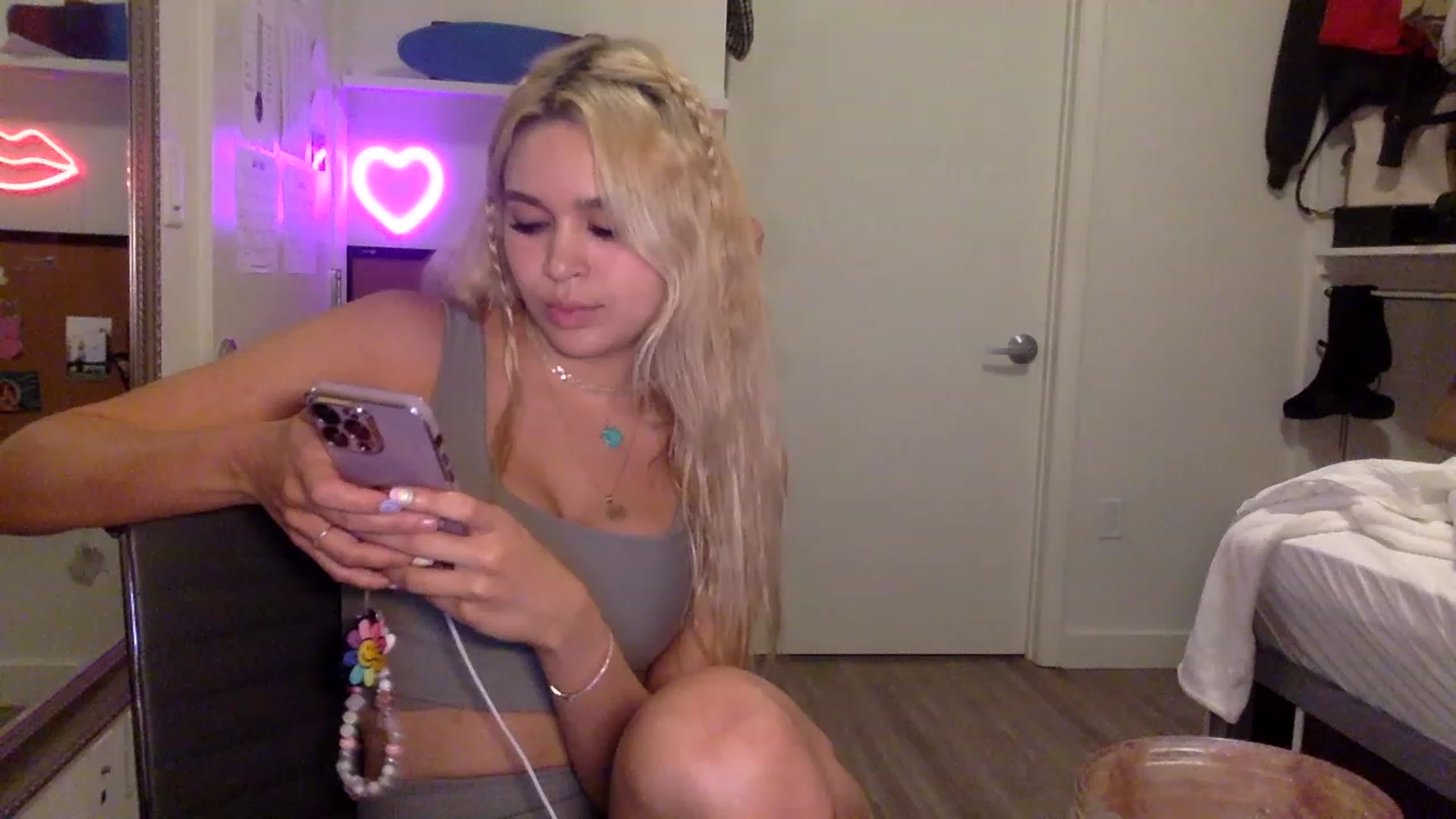Gallery image thumbnail from sincerelypeny's myfreecams stream on, 06/08/2023, 02:42 image 1 of 20