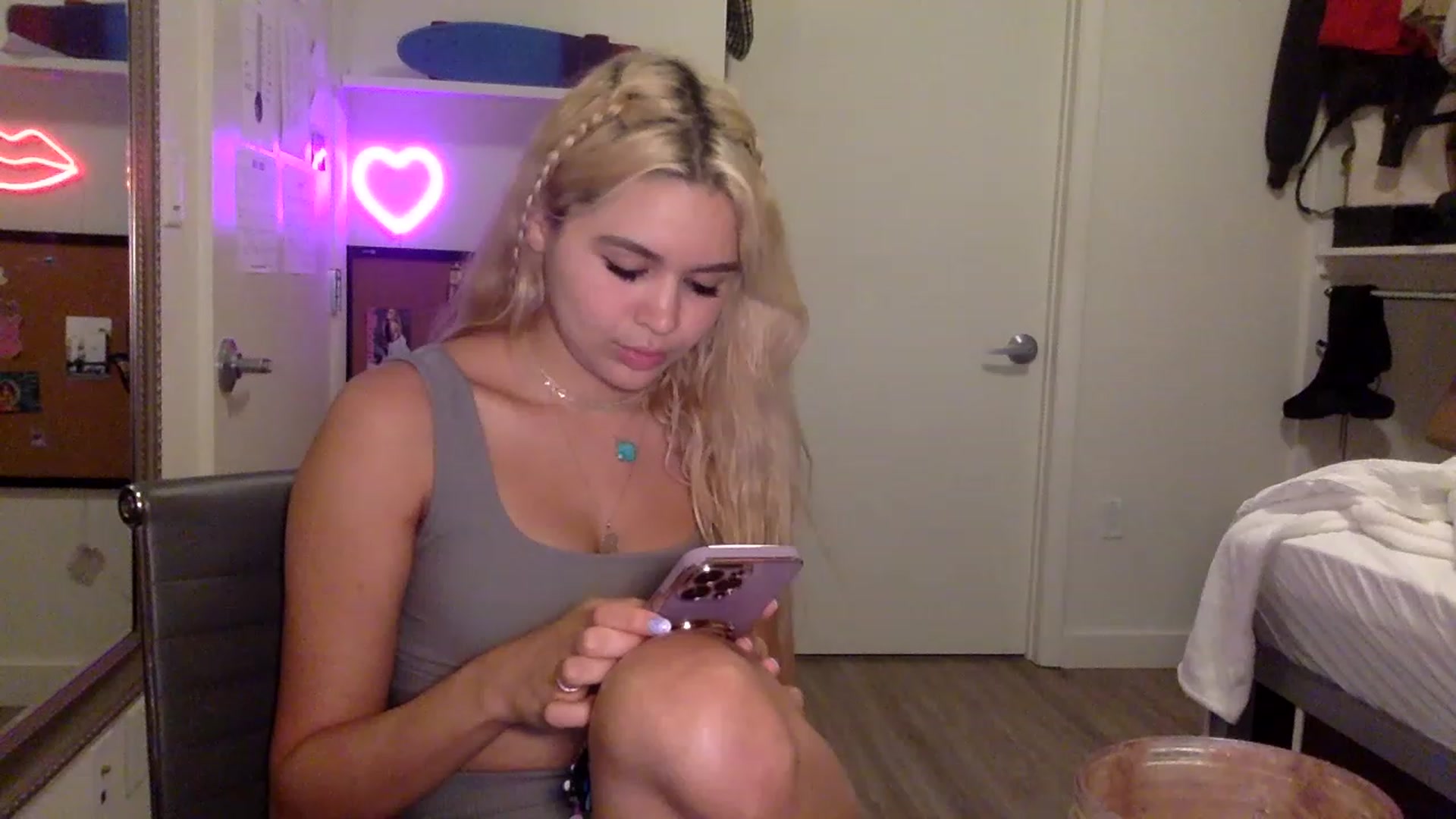 Gallery image thumbnail from sincerelypeny's myfreecams stream on, 06/08/2023, 02:42 image 3 of 20