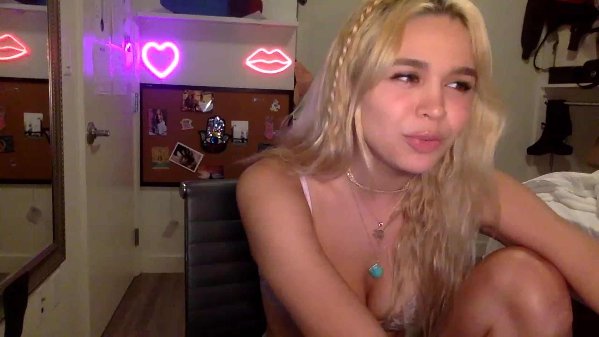 Gallery image thumbnail from sincerelypeny's myfreecams stream on, 06/08/2023, 04:03 image 15 of 20