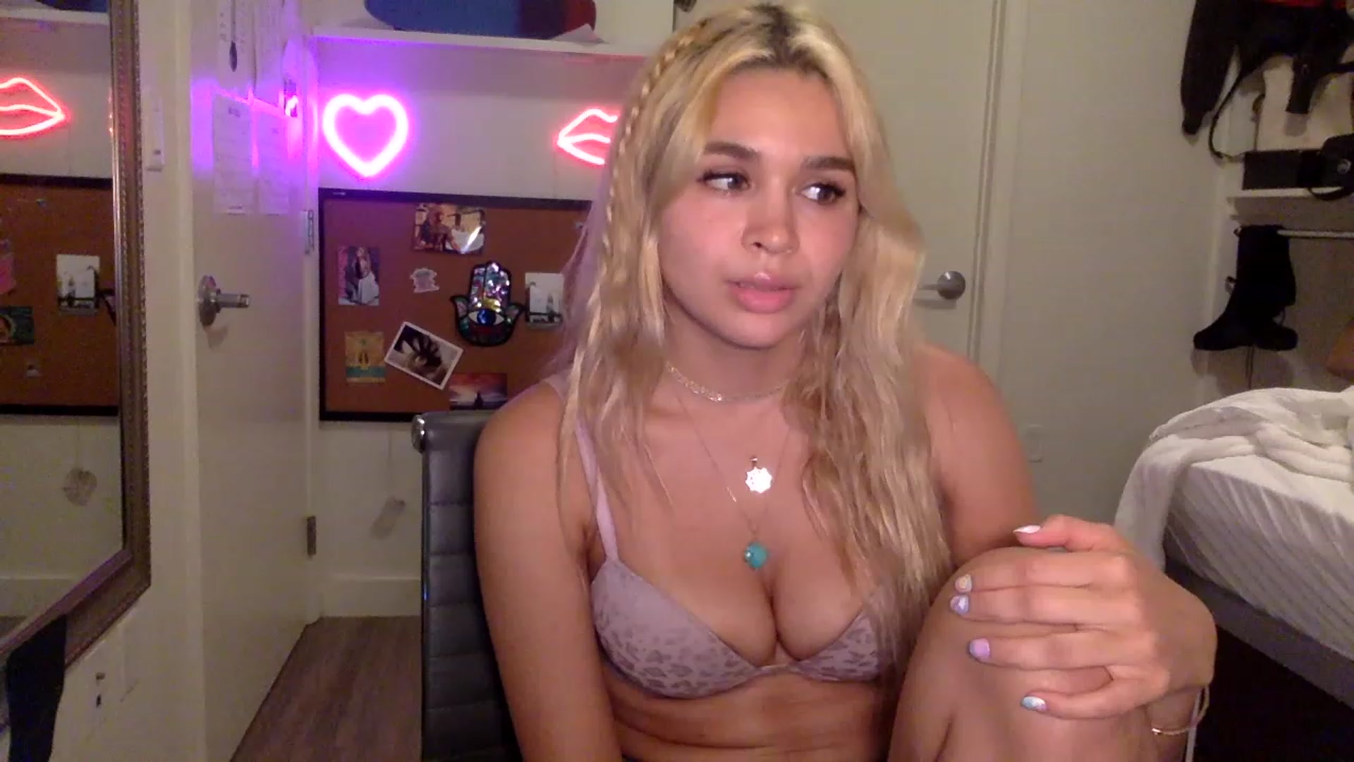 Gallery image thumbnail from sincerelypeny's myfreecams stream on, 06/08/2023, 04:03 image 1 of 20