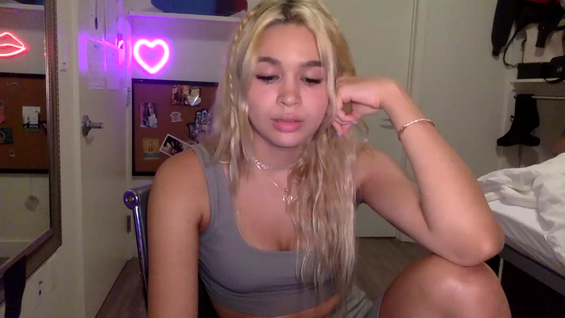 Gallery image thumbnail from sincerelypeny's myfreecams stream on, 06/08/2023, 05:17 image 5 of 20
