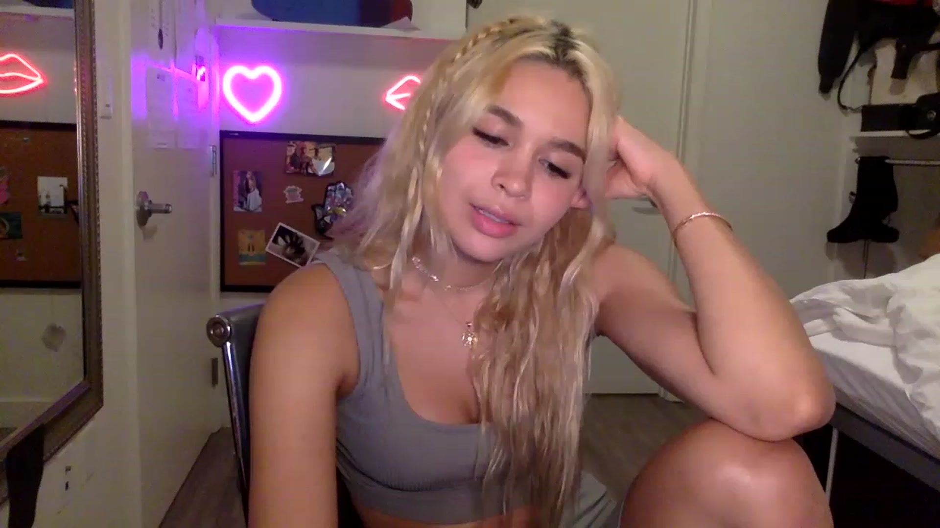 Gallery image thumbnail from sincerelypeny's myfreecams stream on, 06/08/2023, 05:17 image 6 of 20