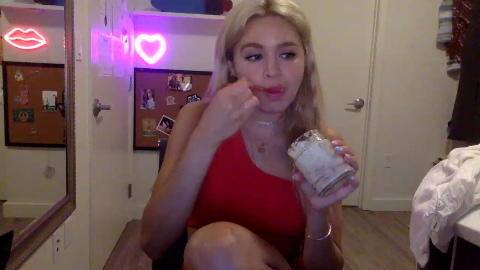 Gallery image thumbnail from sincerelypeny's myfreecams stream on, 06/11/2023, 04:07 image 6 of 20