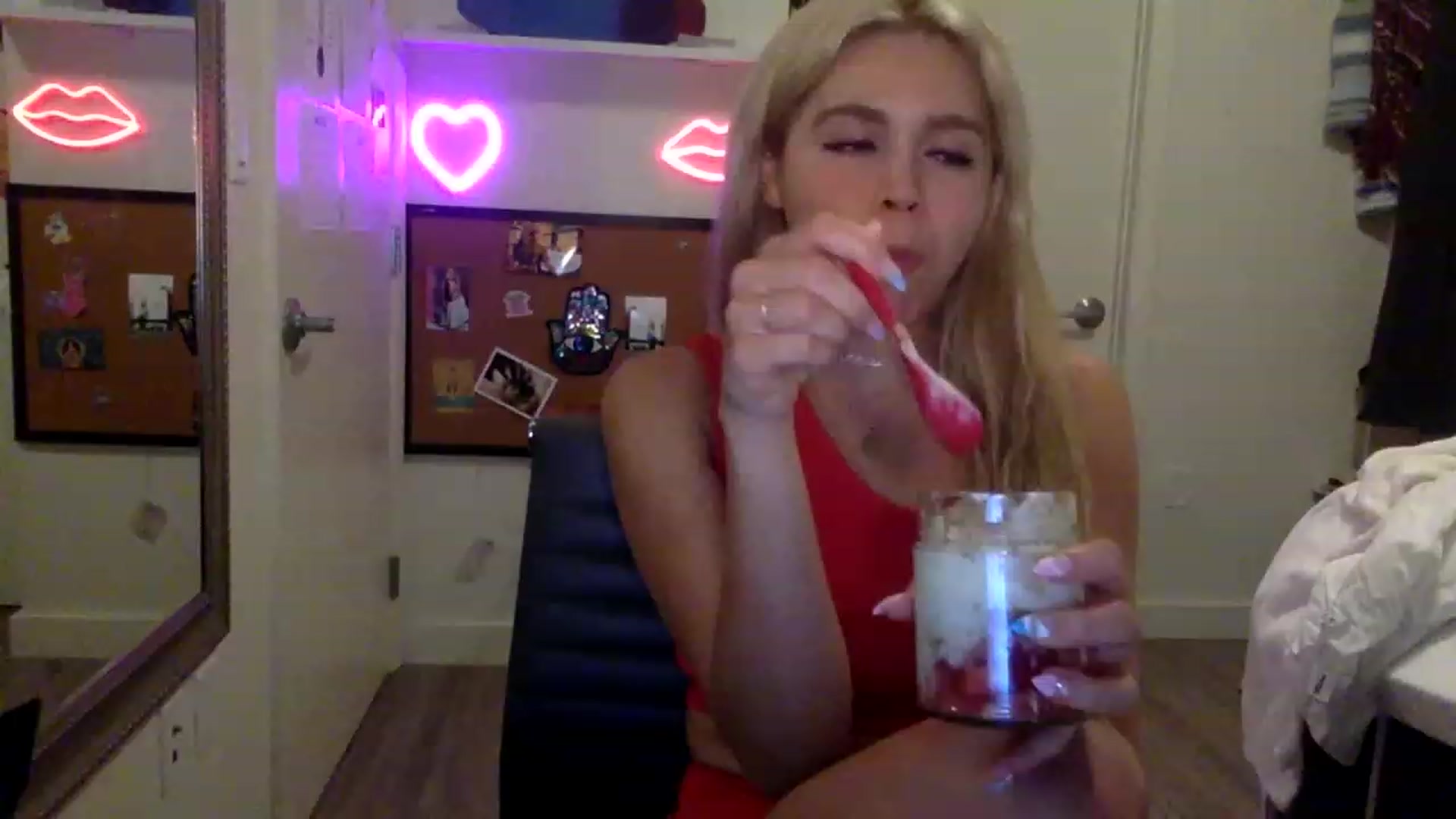Gallery image thumbnail from sincerelypeny's myfreecams stream on, 06/11/2023, 04:07 image 1 of 20