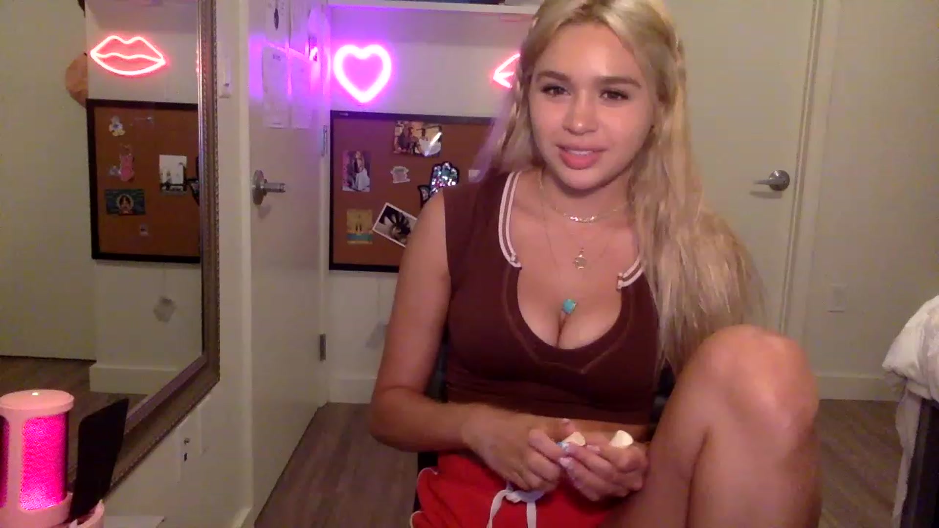 Gallery image thumbnail from sincerelypeny's myfreecams stream on, 06/12/2023, 03:53 image 3 of 20